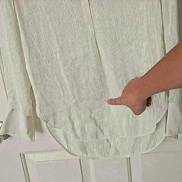 VINCE OFF WHITE RAYON/SILK CREPE PULLOVER STYLE BLOUSE SIZE 2 - Picture 7 of 10